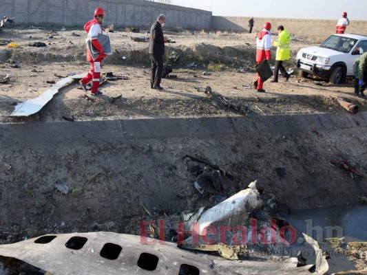 Cuerpos carbonizados y escombros, impactante escena del avión accidentado en Irán