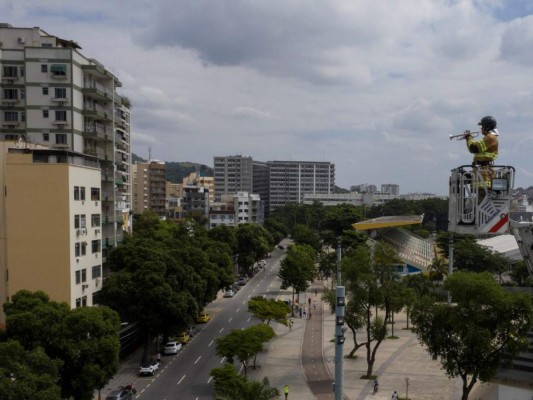 Trompeta en mano, bombero alivia las penas del coronavirus