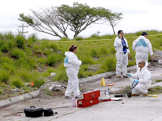 Investigadores retornan a escena del crimen de Villatoro