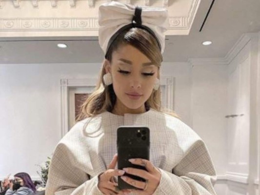 Ariana Grande estrena álbum y respalda a Joe Biden