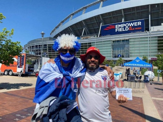 ¡Afición cinco estrellas! Hondureños pintan de azul y blanco el Empower Field de Denver