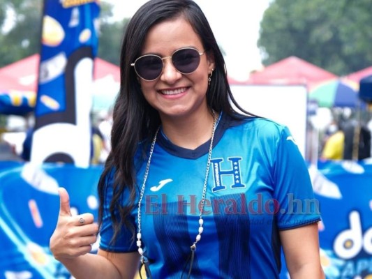 Bellezas hondureñas y salvadoreñas engalanan el estadio Cuscatlán (Fotos)