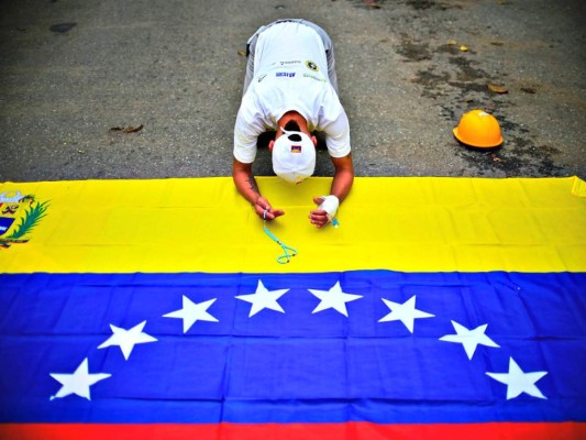 Chavismo y Oposición miden fuerzas con marchas en Caracas