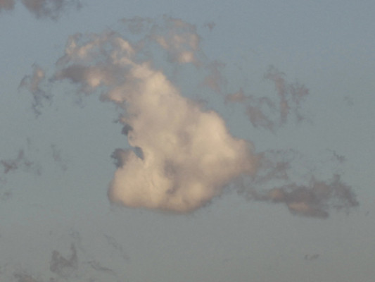 Formaciones naturales que flotan en el cielo