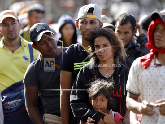 69 hondureños han perdido comunicación con su familia tras salir en la caravana migrante