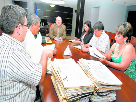 Funcionarios, jefes y empleados de la DEI, en lista de despedidos