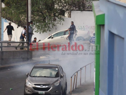 Fotos: Barras y policías se enfrentan frente al estadio en partido Motagua vs Marathón