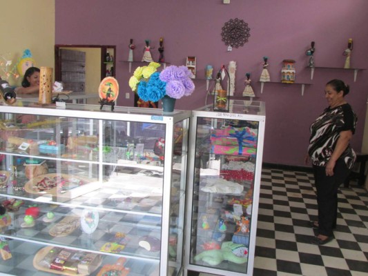 Microempresarios de La Paz abren tienda de artesanías