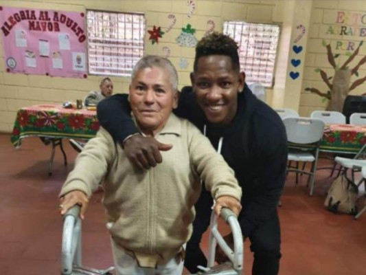FOTOS: El noble gesto de Romell Quioto en un asilo de ancianos y en el Hospital Escuela en víspera navideña