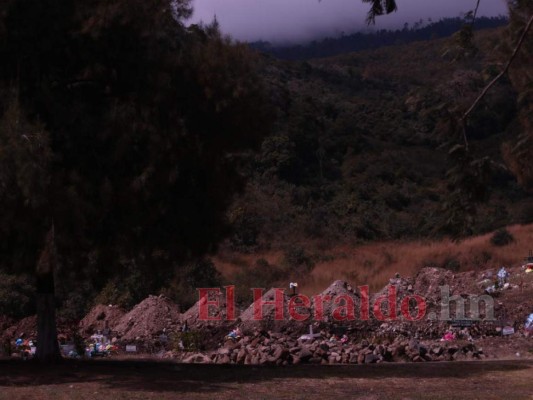 Drama de familias hondureñas en cementerio donde yace mayoría de víctimas de covid-19 (FOTOS)