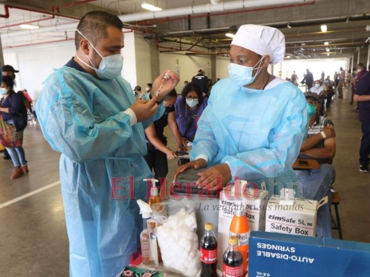 Voluntad, desesperación y aplazamiento: En imágenes cómo se desarrolló el primer día de ensayo de cruce de vacunas  