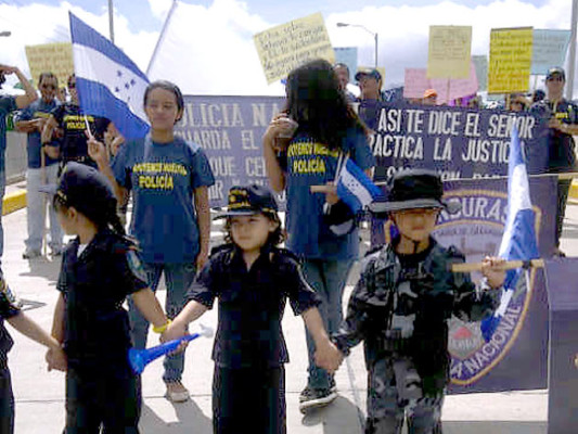 Esposas e hijos de agentes marchan pidiendo depuración policial en Honduras