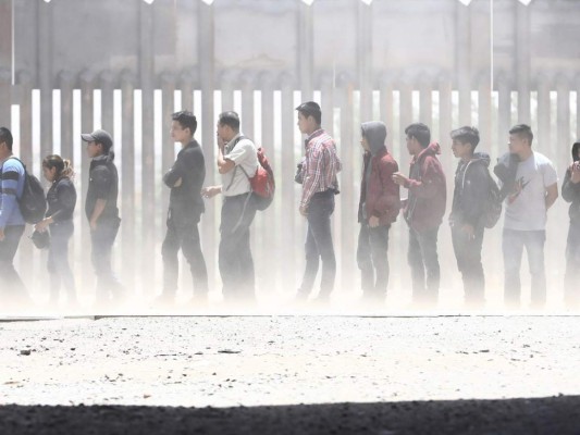 Florida rechazaría plan de 'descargar' indocumentados por falta de recursos