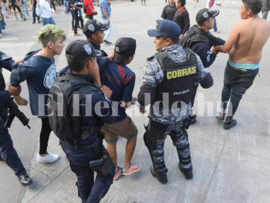 Heridos y detenidos deja enfrentamiento de barras en el clásico Olimpia vs Motagua en el Nacional de Tegucigalpa