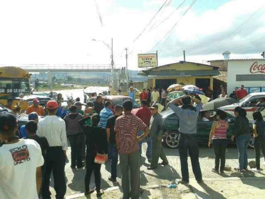Protesta por bloqueo a señal telefónica