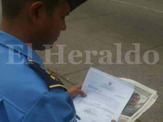 Subcomisario Hector Caballero llega al Conadeh para pedir protección