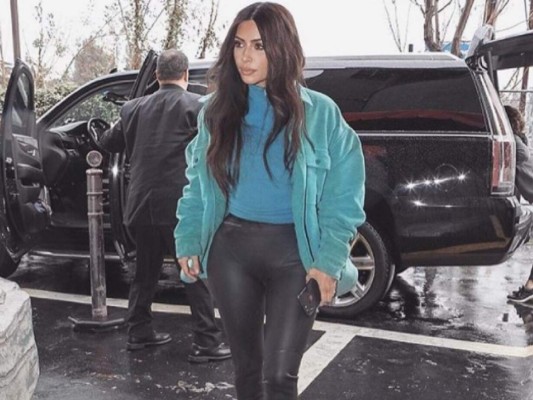 Kim Kardashian se toma selfie con dos amigas que parecen su doble