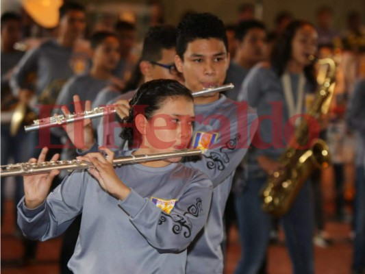 Con baile, música y hasta palillonas, así celebra el Instituto Central Vicente Cáceres su 140 aniversario