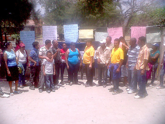 Padres de familia se toman dirección departamental de Educación en Comayagüela