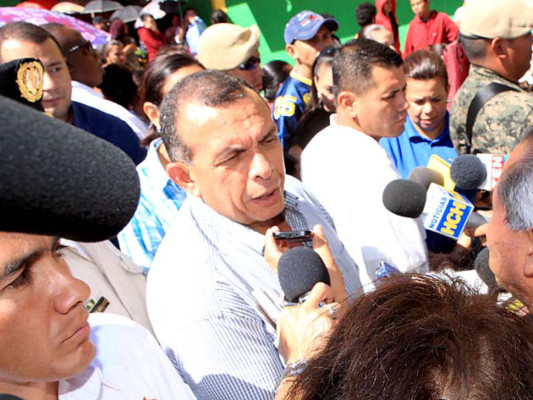 'Que las aulas no cierren jamás', pide Porfirio Lobo a maestros
