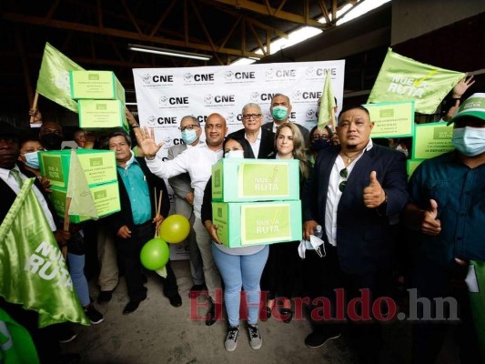 Partidos políticos emergentes presentan mínimo de planillas ante el CNE