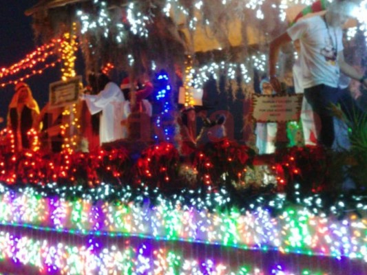 FOTOS: Coloridas carrozas engalanan la Navidad Catracha en la capital