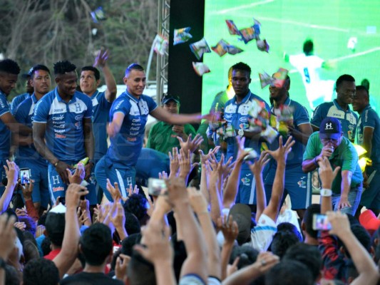 Selección de Honduras intenta levantar moral visitando afición en Chamelecón, feudo de pandillas