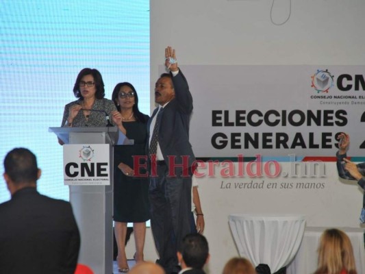 Así fue el zafarrancho durante el sorteo de posiciones en las papeletas electorales del CNE (Fotos)