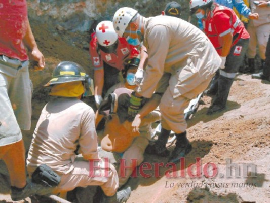 Obreros soterrados agradecen a Dios y lloran a compañero fallecido