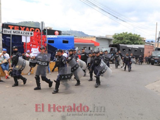 Aficionados de Olimpia y Motagua comienzan a llenar el Estadio Nacional