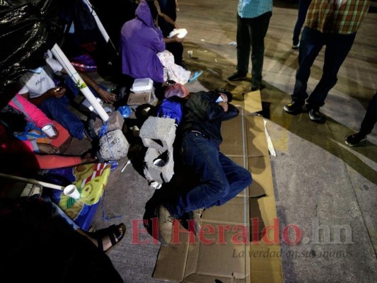 En cartón duerme Catalino García procedente del municipio Dolores, Intibucá. Foto: Emilio Flores/El Heraldo