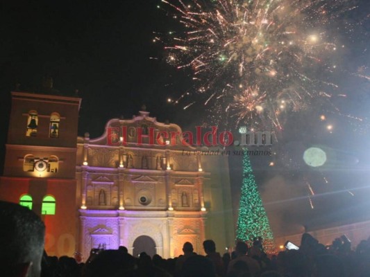 Comayagua dio la bienvenida al 2020 con fuegos artificiales y música en vivo