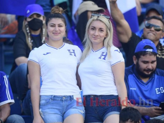 Bellezas hondureñas y salvadoreñas engalanan el estadio Cuscatlán (Fotos)