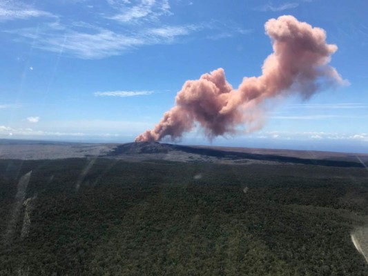En esta foto publicada por el Servicio Geológico de los Estados Unidos, la nube de cenizas se eleva sobre el respiradero de Puu Oo, en el volcán Kilaueaa de Hawai, en el Parque Nacional de los Volcanes de Hawaii.