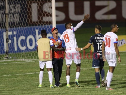 La bronca de Troglio, invitado de lujo: lo que no se vio en el Motagua-Olimpia (Fotos)