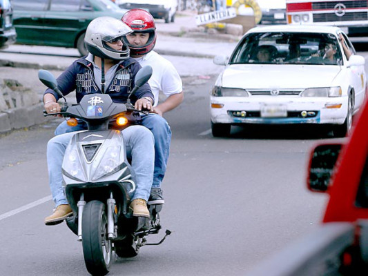 Congreso prohíbe dos pasajeros en moto