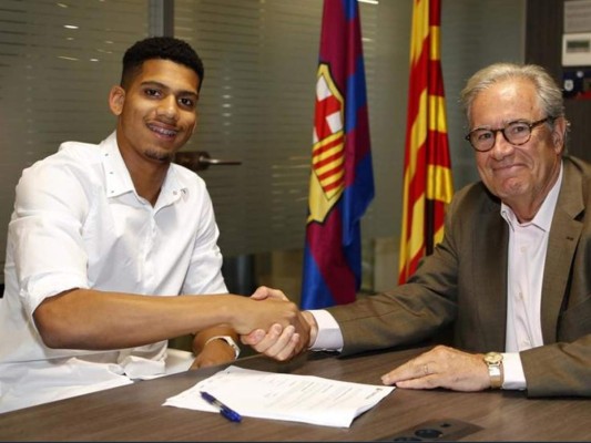 Barcelona contrata a central uruguayo Ronald Araújo