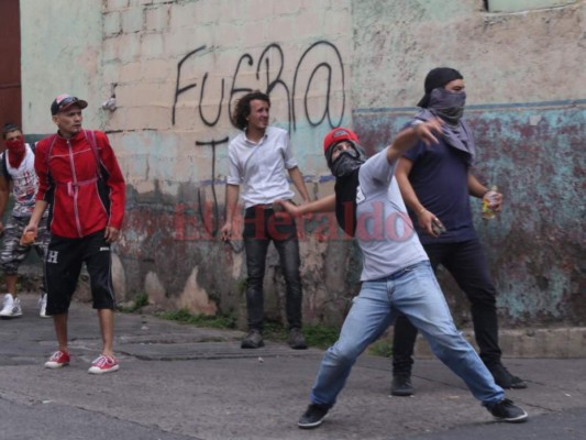 Así fue el desalojo de manifestantes de la Alianza de Oposición en el Barrio Morazán y puente La Isla