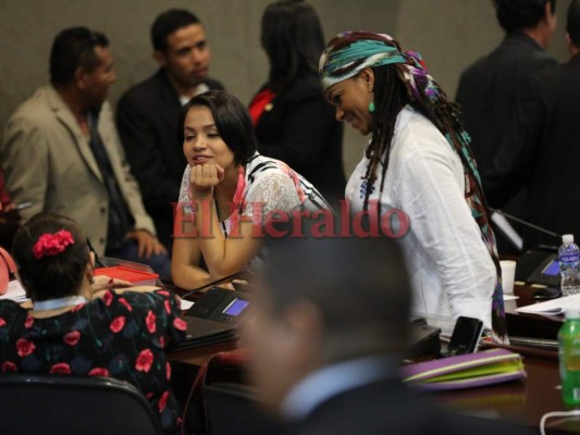 Pancartas, canciones y sonrisas, el ambiente previo a elección de fiscal general