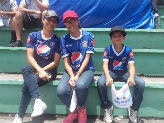 Aficionados comienzan a llenar el Estadio Nacional para ver a Ronaldinho Gaúcho