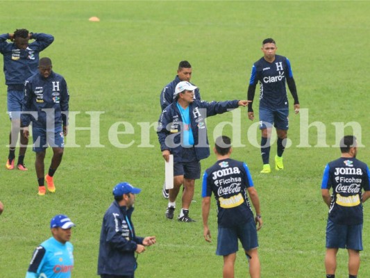 Selección de Honduras entrena bajo la lluvia y Pinto inicia a armar su once titular&nbsp;&nbsp;
