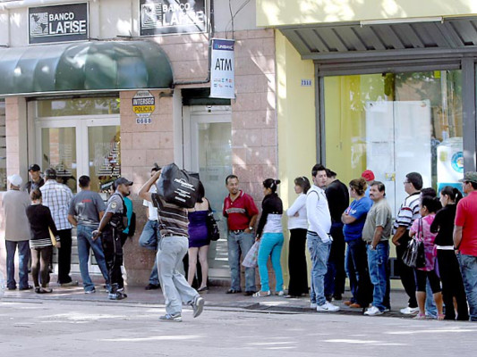 A última hora capitalinos acuden a bancos