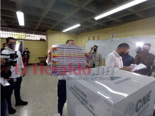 Así ejerció el sufragio David Chávez, candidato a la comuna capitalina (FOTOS)