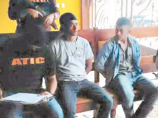 Caen dos hermanos por crimen de madre y su hijo