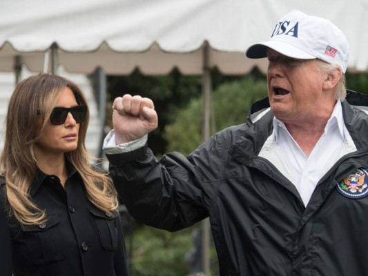 Donald Trump visita Florida tras huracán, mientras se investiga muerte de ancianos