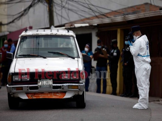 Imágenes de la escena del crimen: matan a hombre dentro de un carro en la 28 de Marzo