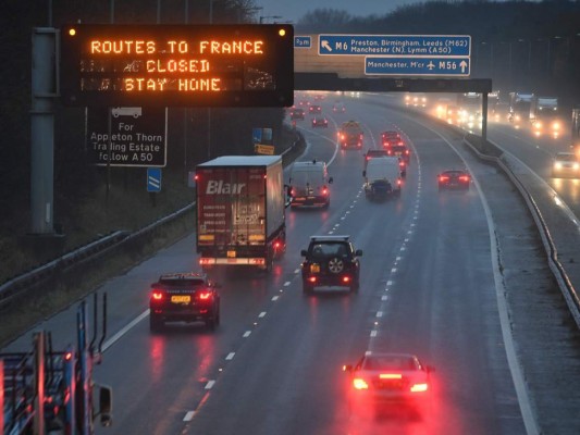 El mundo 'corta' conexión con Reino Unido tras mutación del coronavirus