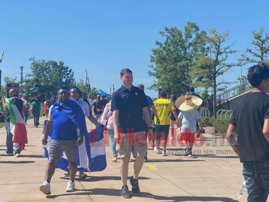 ¡Afición cinco estrellas! Hondureños pintan de azul y blanco el Empower Field de Denver