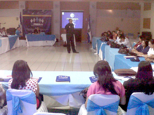 Policía de España imparte seminario en San Pedro Sula