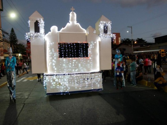 Hermoso desfile de carrosas en la capital hondureña